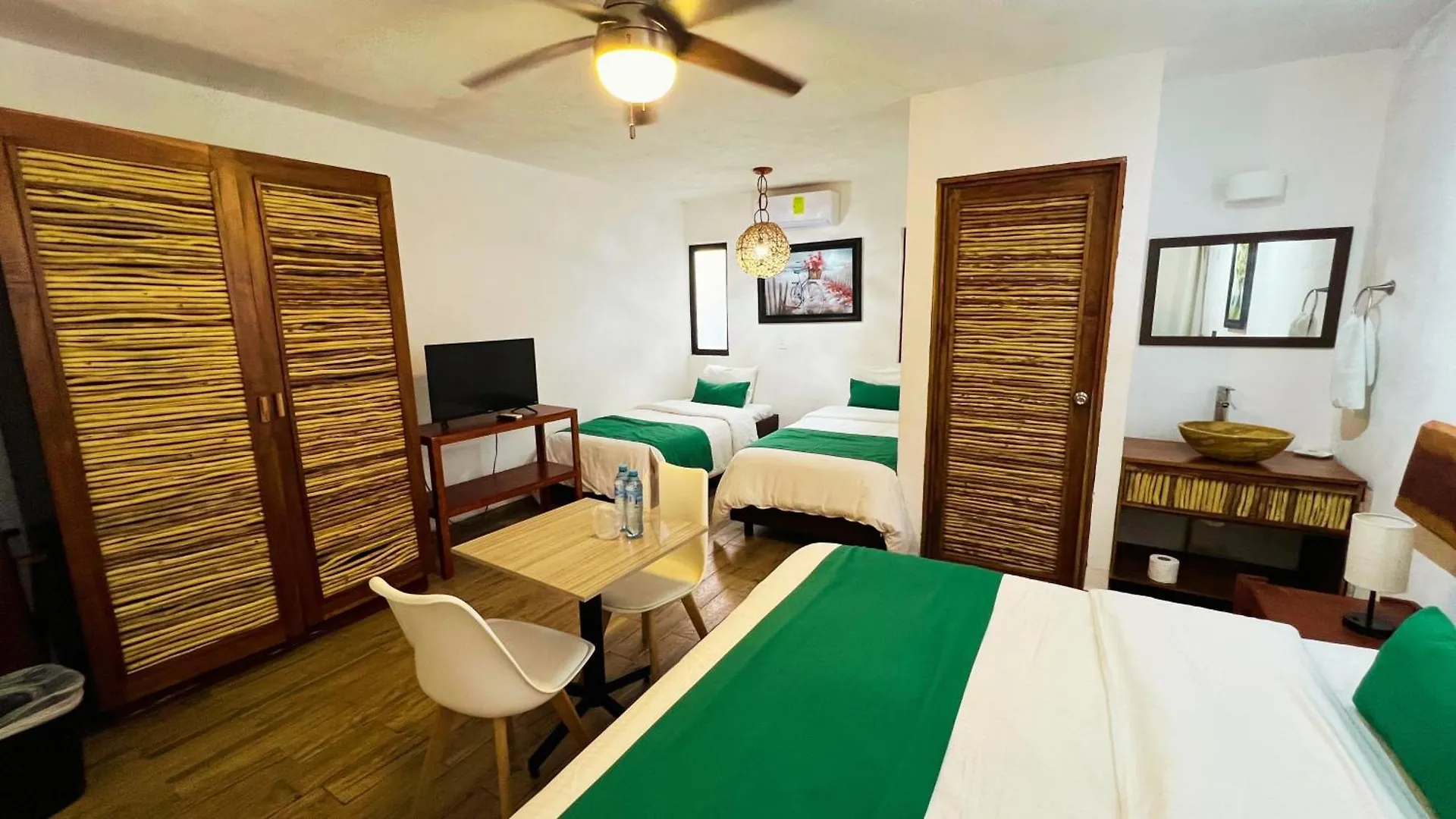 ****  Hotel Tequila Cancun Alfredo V. Bonfil メキシコ